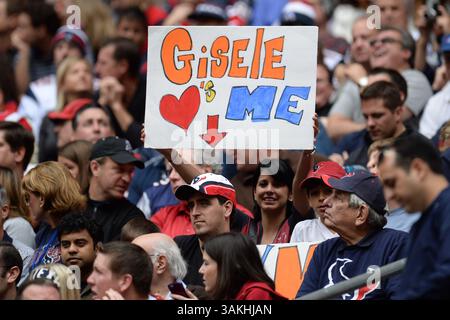 30. November 2013 – Houston, Texas, USA S - Ein Fan hält ein Schild, das auf die Ehefrau des New England Patriots Tom Brady, Gisele Bundchen, während eines Spiels der NFL zwischen den Houston Texans und den New England Patriots im Reliant Stadium in Houston, Texas, am 1. Dezember 2013 verweist. Die Patriots gewannen das Spiel 34:31. (Bild: © Trask Smith/ZUMAPRESS.com) Stockfoto