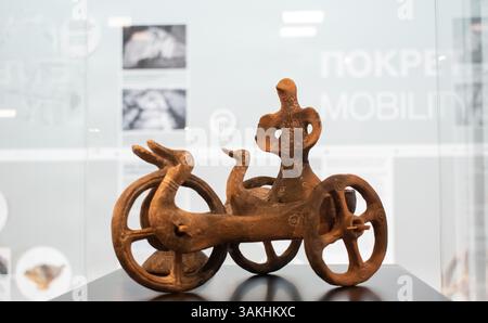 (Dupljajska kolica) Artefakt aus der Bronzezeit, das im Nationalmuseum von Serbien aufbewahrt wird Stockfoto
