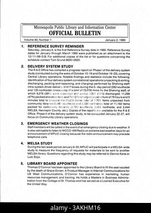 Das 1990 Minneapolis Public Library Official Bulletin, ein wöchentlicher Newsletter für Bibliothekspersonal, der Updates zu Bibliotheksaktivitäten, Neuigkeiten und Veranstaltungen enthält. Stockfoto