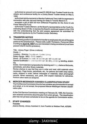 Das offizielle Bulletin der Minneapolis Public Library für 1990 ist eine wöchentliche Publikation, die die Mitarbeiter der Bibliothek über betriebliche Änderungen, bevorstehende Veranstaltungen und interne Neuigkeiten informieren soll. Stockfoto