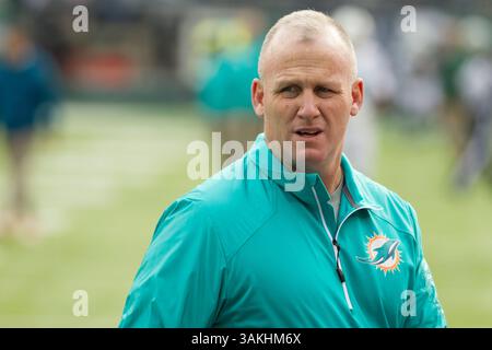 1. Dezember 2013: Jim Turner, Offensive Line Coach der Miami Dolphins, beobachtet während der Aufwärmphase vor dem NFL-Spiel zwischen den Miami Dolphins und den New York Jets im MetLife Stadium in East Rutherford, New Jersey. (Christopher Szagola/Cal Sport Media)(Bild: © Chris Szagola/Cal Sport Media/ZUMAPRESS.com) Stockfoto