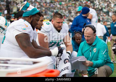 1. Dezember 2013: Jim Turner, Offensive Line Coach der Miami Dolphins, spielt im MetLife Stadium in East Rutherford, New Jersey mit John Jerry (74), Mike Pouncey (51) und Nate Garner (75). Die Delfine gewinnen mit 23:3. (Christopher Szagola/Cal Sport Media)(Bild: © Chris Szagola/Cal Sport Media/ZUMAPRESS.com) Stockfoto