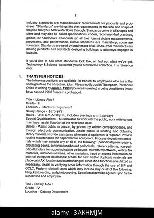 Dieses offizielle Bulletin soll die Mitarbeiter der Minneapolis Public Library über wöchentliche Updates, wichtige Hinweise und Bibliotheksaktivitäten im Laufe des Jahres 1990 informieren. Stockfoto
