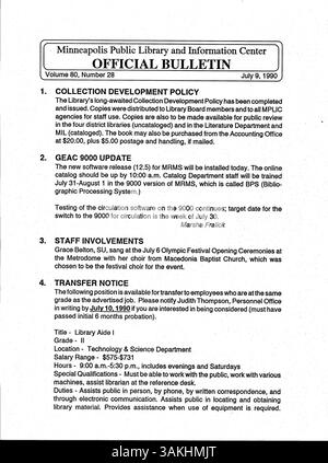Das offizielle Bulletin der Minneapolis Public Library 1990 bietet wöchentliche Updates für das Bibliothekspersonal und liefert Ankündigungen und Neuigkeiten zu Veranstaltungen, Richtlinien und Bibliotheksbetrieb. Stockfoto