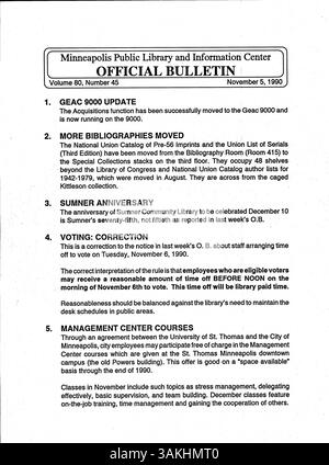 Das 1990 Minneapolis Public Library Official Bulletin ist eine wöchentliche Publikation für Mitarbeiter der Bibliothek, die Updates, Ankündigungen und relevante Informationen für die Mitarbeiter der Minneapolis Public Library bereitstellt. Stockfoto