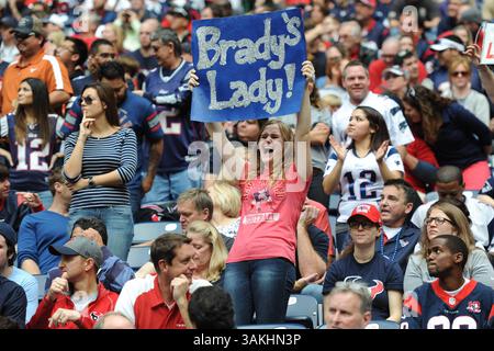 Dezember 2013 - Houston, Texas, USA S - Ein Fan der New England Patriots hält ein Schild, das auf den Quarterback der New England Patriots Tom Brady (12) während eines Spiels der NFL zwischen den Houston Texans und den New England Patriots im Reliant Stadium in Houston, Texas am 1. Dezember 2013 verweist. Die Patriots gewannen das Spiel 34:31. (Bild: © Trask Smith/ZUMAPRESS.com) Stockfoto