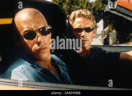 30. November 2013 - Akte - PAUL WALKER, ein Schauspieler, der vielleicht am bekanntesten für seine Rollen in den Filmen „Fast and Furious“ war, starb bei einem feurigen Autounfall. Er war 40 Jahre alt. Der Sheriff von Los Angeles County fand ein Auto in Flammen, als sie auf eine Meldung eines Zusammenstoßes in Valencia reagierten. Zwei Personen, die im Auto gefunden wurden, wurden am Tatort für tot erklärt, Walker war ein Passagier im Auto eines Freundes, der Unfall ereignete sich aufgrund der Geschwindigkeit. Im Bild: 20. Juni 2001 – Hollywood, Kalifornien, USA – Dominic (VIN DIESEL) und Brian (PAUL WALKER) fahren durch die Straßen der Stadt, als ob sie sie im neuen M besitzen Stockfoto