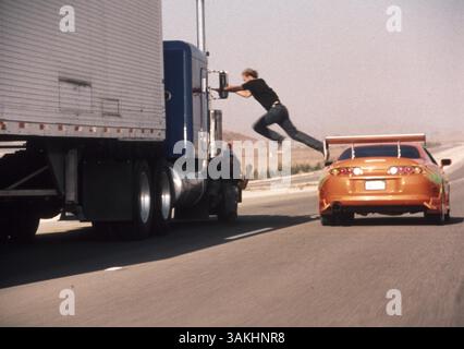 30. November 2013 - Akte - PAUL WALKER, ein Schauspieler, der vielleicht am bekanntesten für seine Rollen in den Filmen „Fast and Furious“ war, starb bei einem feurigen Autounfall. Er war 40 Jahre alt. Der Sheriff von Los Angeles County fand ein Auto in Flammen, als sie auf eine Meldung eines Zusammenstoßes in Valencia reagierten. Zwei Personen, die im Auto gefunden wurden, wurden am Tatort für tot erklärt, Walker war ein Passagier im Auto eines Freundes, der Unfall ereignete sich aufgrund der Geschwindigkeit. Abbildung: ERSCHEINUNGSDATUM: 22. Juni 2001. FILMTITEL: Das schnelle und das Furious. PAUL WALKER als Brian O'Connor. (Credit Image: © Universal Pictures/Entertainme Stockfoto