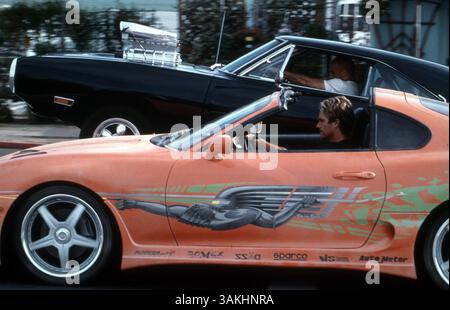 30. November 2013 - Akte - PAUL WALKER, ein Schauspieler, der vielleicht am bekanntesten für seine Rollen in den Filmen „Fast and Furious“ war, starb bei einem feurigen Autounfall. Er war 40 Jahre alt. Der Sheriff von Los Angeles County fand ein Auto in Flammen, als sie auf eine Meldung eines Zusammenstoßes in Valencia reagierten. Zwei Personen, die im Auto gefunden wurden, wurden am Tatort für tot erklärt, Walker war ein Passagier im Auto eines Freundes, der Unfall ereignete sich aufgrund der Geschwindigkeit. Abbildung: ERSCHEINUNGSDATUM: 22. Juni 2001. FILMTITEL: Das schnelle und das Furious. PAUL WALKER als Brian O’Connor und VIN DIESEL als Dominic Toretto. (Kreditbild Stockfoto