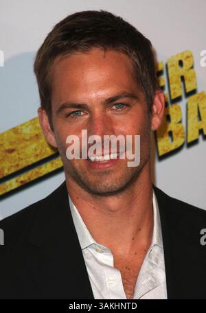 30. November 2013 - Akte - PAUL WALKER, ein Schauspieler, der vielleicht am bekanntesten für seine Rollen in den Filmen „Fast and Furious“ war, starb bei einem feurigen Autounfall. Er war 40 Jahre alt. Der Sheriff von Los Angeles County fand ein Auto in Flammen, als sie auf eine Meldung eines Zusammenstoßes in Valencia reagierten. Zwei Personen, die im Auto gefunden wurden, wurden am Tatort für tot erklärt, Walker war ein Passagier im Auto eines Freundes, der Unfall ereignete sich aufgrund der Geschwindigkeit. Bild: 4. März 2008 - Hollywood, Kalifornien, USA - PAUL WALKER bei der „Never Back Down“-Weltpremiere im Cinerama Dome Theater in Hollywood. ( Stockfoto