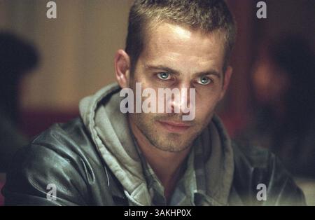 30. November 2013 - Akte - PAUL WALKER, ein Schauspieler, der vielleicht am bekanntesten für seine Rollen in den Filmen „Fast and Furious“ war, starb bei einem feurigen Autounfall. Er war 40 Jahre alt. Der Sheriff von Los Angeles County fand ein Auto, das in Flammen verwickelt war, als sie auf einen Unfall in Valencia reagierten. Zwei Personen, die im Auto gefunden wurden, wurden am Tatort für tot erklärt. Walker war der Beifahrer im Auto eines Freundes. Im Bild: 18. Januar 2006; Newark, New Jersey, USA – Schauspieler PAUL WALKER spielt Joey Gazelle in der Regie von Wayne Kramer Action-Drama Running Scarred. (Kreditbild: © J Clifford/New Line C Stockfoto