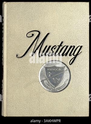 Das Breck Yearbook „Mustang“ 1962 zeigt die wichtigsten Momente des akademischen Jahres 1961-1962 an der Breck School und zeigt Bilder von Schülern, Lehrern, Vereinen und sportlichen Veranstaltungen im Laufe des Jahres. Stockfoto