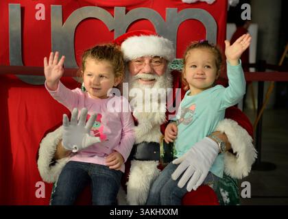 Dezember 2013 - Garden City, New York, USA - Twin Sisters, Victoria und Venessa, 2 1/2, von Mineola, Besuch mit dem Weihnachtsmann beim Winterfeiertag Festival of Trees, das im Cradle of Aviation Museum stattfindet, mit Erlösen zugunsten der United Cerebral Palsy Association of Nassau County, Long Island. (Bild: © Ann Parry/ZUMA Wire/ZUMAPRESS.com) Stockfoto