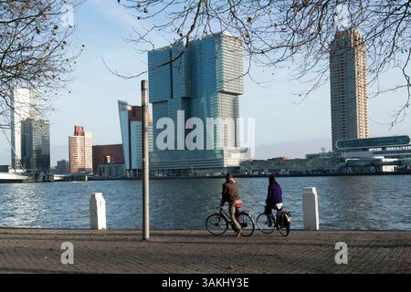 2. Dezember 2013 - Rotterdam, Niederlande - die Menschen sehen den neuen Wolkenkratzer Rotterdam des international bekannten niederländischen Architekten R. Koolhaas. (Bild: © Hans Van Rhoon/ZUMA Wire/ZUMAPRESS.com) Stockfoto