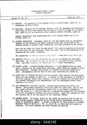 Das offizielle Bulletin der Minneapolis Public Library von 1957 ist eine wöchentliche Publikation für Bibliothekspersonal, die Updates, Neuigkeiten und betriebliche Informationen für Mitarbeiter bereitstellt. Stockfoto
