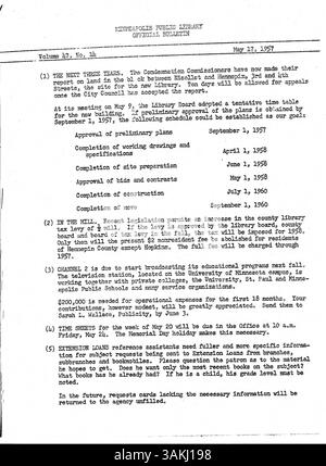 Dieses wöchentliche Bulletin von 1957 enthält wichtige Updates für die Mitarbeiter der Minneapolis Public Library, die betriebliche Änderungen, Richtlinienanpassungen und wichtige Informationen für die Koordination der Mitarbeiter umfassen. Stockfoto
