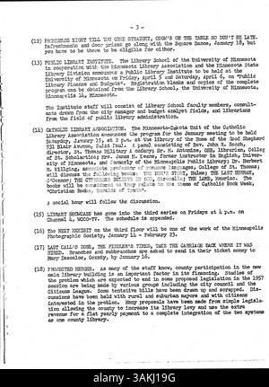 Das wöchentliche Bulletin der Minneapolis Public Library von 1957 enthält wichtige Updates, Richtlinienänderungen und Neuigkeiten für die Mitarbeiter, verbessert die interne Kommunikation und unterstützt den Betrieb der Bibliothek. Stockfoto