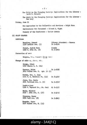 Dieses offizielle wöchentliche Bulletin von 1957 für Mitarbeiter der Minneapolis Public Library enthält Updates über den Bibliotheksbetrieb, Mitarbeiternachrichten und Veranstaltungen, die für die Bibliotheksgemeinschaft relevant sind. Stockfoto