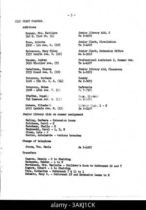 Das offizielle Bulletin der Minneapolis Public Library 1957 ist eine wöchentliche Publikation, die die Mitarbeiter der Bibliothek mit Updates, Ankündigungen und wichtigen Neuigkeiten über den Bibliotheksbetrieb auf dem Laufenden halten soll. Stockfoto