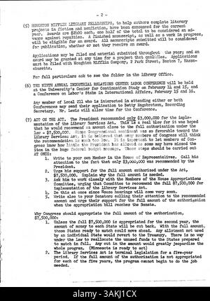 Diese wöchentliche Publikation der Minneapolis Public Library 1957 bietet Mitarbeitern die neuesten Updates, Neuigkeiten und offiziellen Hinweise für den Bibliotheksbetrieb. Stockfoto