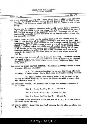 Dieses wöchentliche Bulletin der Minneapolis Public Library 1957 bietet Mitarbeitern der Bibliothek Neuigkeiten, Updates und Ankündigungen zu Bibliotheksdiensten, Personalangelegenheiten und betrieblichen Änderungen. Stockfoto