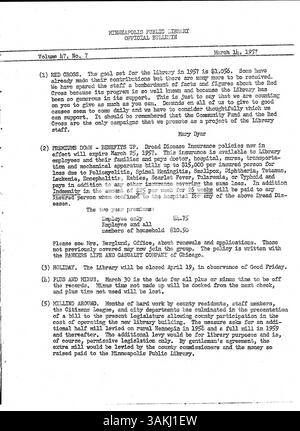 Dieses offizielle Bulletin von 1957 wurde wöchentlich veröffentlicht, um Mitarbeiter der Minneapolis Public Library über wichtige Updates und Aufgaben zu informieren. Stockfoto