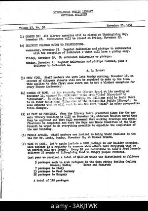 Dieses wöchentliche Bulletin der Minneapolis Public Library vom 1957 informiert Mitarbeiter über Personalangelegenheiten, Bibliotheksdienste und organisatorische Änderungen. Stockfoto