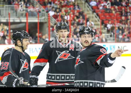 November 2013: Raleigh, North Carolina, USA Der rechte Flügel Patrick Dwyer (39) und die Carolina Hurricanes zentrieren Jordan Staal (11) und der linke Flügel der Carolina Hurricanes Jiri Tlusty (19) während des NHL-Spiels zwischen den New Jersey Devils und den Carolina Hurricanes in der PNC Arena. Die New Jersey Devils besiegten die Carolina Hurricanes mit 5:2. (Bild: © Andy Martin Jr./ZUMAPRESS.com) Stockfoto