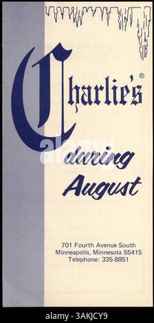 Ein zweifach gefaltetes Menü aus Charlie's Cafe Exceptionale, in Blau auf weißem Papier mit Eiszapfenrand gedruckt. Das Menü umfasst Spezialitäten zum Mittag- und Abendessen im alaskanischen Stil, darunter Königskrabben-Salatplatte und gekühlte Meeresfrüchte-Kombination sowie Erdbeerfestival-Dessertspezialitäten für August 1975. Stockfoto