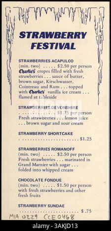 Ein zweigefächertes Menü aus Charlie's Cafe Exceptionale, mit Spezialitäten zum Mittag- und Abendessen im Alaska-Stil, wie z. B. Königskrabbensalat und gekühlte Meeresfrüchte, sowie Spezialitäten zum Erdbeerfestival. Gedruckt in Blau mit Eiszapfenrand, datiert vom August 1975. Stockfoto