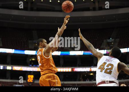 7. Dezember 2013 - Philadelphia, Pennsylvania, USA - Texas Longhorns Guard DEMARCUS HOLLAND (2) schießt den Ball über Temple Eulen Guard/Stürmer DANIEL DINGLE (42). Temple verliert in einem Spiel im Wells Fargo Center in Philadelphia, Pennsylvania, um die Hälfte gegen Texas um 81-80 Punkte in Überstunden. (Bild: © Michael McAtee/ZUMAPRESS.com) Stockfoto