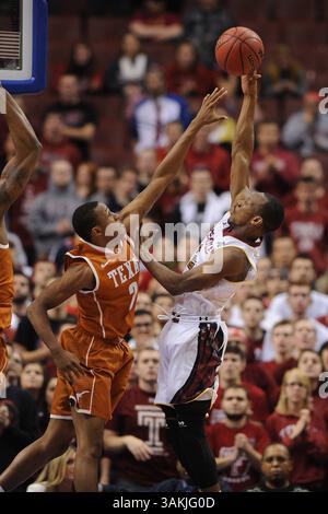 7. Dezember 2013 - Philadelphia, Pennsylvania, USA - der Wachmann der Temple Ewls WILL CUMMINGS (2) schießt den Ball über den texanischen Longhorns-Wachmann DEMARCUS HOLLAND (2). Temple verliert in einem Spiel im Wells Fargo Center in Philadelphia, Pennsylvania, um die Hälfte gegen Texas um 81-80 Punkte in Überstunden. (Bild: © Michael McAtee/ZUMAPRESS.com) Stockfoto
