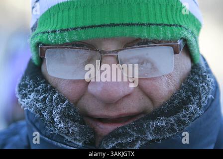 7. Dezember 2013 - Calgary, ab, Kanada - James Tingley sieht etwas frostig aus, als er am Samstag, den 7. Dezember 2013, bei der Salvation Army Santa Shuffle auf dem Eau Claire Market endet. . Das Alberta Born, ein anerkanntes Ereignis, das der Heilsarmee zugute kommt, begann vor 23 Jahren in Edmonton und findet heute in 39 Städten in ganz Kanada statt. . Etwa 1000 Teilnehmer waren registriert und trotzten den kalten Temperaturen für den 5 km langen Lauf und 1 km Spaßspaziergang. Jim Wells/Calgary Sun/QMI Agency (Kreditbild: © Jim Wells/QMI Agency/ZUMAPRESS.com) Stockfoto