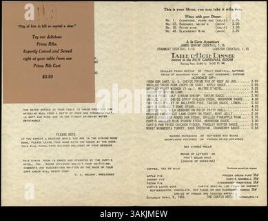 Ein zweifach gefaltetes Abendmenü aus dem Cardinal Room mit grünem Muster auf der Vorderseite, mit Hauptgerichten, Weinen, Vorspeisen und Desserts für ein Abendessen für zwei Personen, mit einem Sonderangebot für Prime Ribs. Stockfoto