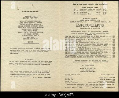 Ein zweifach gefaltetes Abendmenü aus dem Cardinal Room mit grünem Muster auf der Vorderseite, mit Hauptgerichten, Weinen, Vorspeisen und Desserts für ein Abendessen für zwei Personen, mit einem Sonderangebot für Prime Ribs. Stockfoto