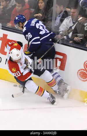 Dezember 2013 - Toronto, Ontario, Kanada - 17. Dezember 2013 Toronto, Ont.. Toronto D Carl Gunnarsson (36) und Florida Panthers Sean Bergenheim (20) in Aktion während des Spiels zwischen Florida Panthers und Toronto Maple Leafs im Air Canada Centre am 17. Dezember 2013 in Toronto, ONT Florida gewann mit 3:1...Gerry Angus/CSM(Bild: © Gerry Angus/Cal Sport Media/ZUMAPRESS.com) Stockfoto