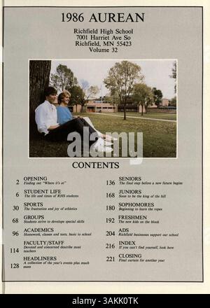 Das Jahrbuch „Aurean“ 1986 der Richfield High School bietet eine detaillierte Aufzeichnung des Schuljahres 1985-1986, einschließlich Schüler, Lehrer, Vereine, Leichtathletik, und wichtige Ereignisse. Stockfoto