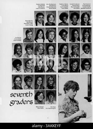 Dieses Jahrbuch dokumentiert die Veranstaltungen, Schüler, Lehrer, Vereine und Leichtathletik des akademischen Jahres 1973-1974 an der Marshall University. Es enthält eine detaillierte Darstellung der Gemeinschaft und Aktivitäten der Schule und bietet eine Momentaufnahme des Lebens und der Errungenschaften der Schüler während dieser Zeit. Stockfoto