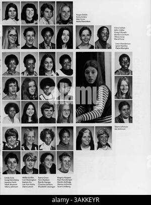 Dieses Jahrbuch dokumentiert die Veranstaltungen, Schüler, Lehrer, Vereine und Leichtathletik des akademischen Jahres 1973-1974 an der Marshall University. Es enthält eine detaillierte Darstellung der Gemeinschaft und Aktivitäten der Schule und bietet eine Momentaufnahme des Lebens und der Errungenschaften der Schüler während dieser Zeit. Stockfoto