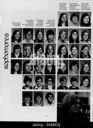 Das „Collage“ Yearbook 1974 der Marshall University dokumentiert das Leben von Studenten, Lehrkräften, Leichtathletik, Vereinen und wichtige Veranstaltungen aus dem akademischen Jahr 1973-1974. Stockfoto