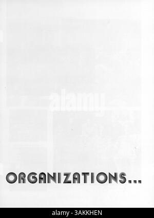Dieses Jahrbuch „Bravura“ von der Blake High School 1975 beschreibt die akademischen und außerschulischen Aktivitäten von Schülern mit Schwerpunkt auf Leichtathletik, Clubs, Fakultät und afroamerikanischer Geschichte. Stockfoto