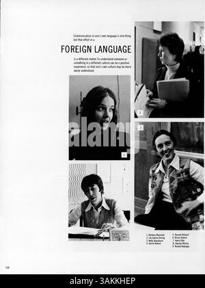 Dieses 1975 von der Blake High School veröffentlichte „Bravura“-Jahrbuch beschreibt das Schuljahr 1974-1975 und konzentriert sich auf Schüleraktivitäten, Leichtathletik, Clubs und die Geschichte der afroamerikanischen Bevölkerung. Stockfoto