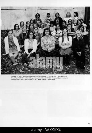 Das Jahrbuch „Bravura“ 1975 der Blake High School erfasst das Leben der Schüler, die Lehrkräfte, die Leichtathletik, die Clubs und die Geschichte der afroamerikanischen Schule im Jahr 1974-1975. Stockfoto