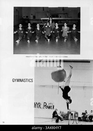 Das „Bravura“ Jahrbuch 1975 der Blake School zeigt die Höhepunkte des Schuljahres 1974-1975, darunter Leichtathletik, Clubs, Schüleraktivitäten und die Geschichte der afroamerikanischen Schule. Stockfoto