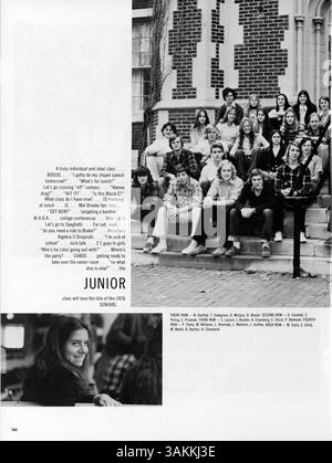 Das Jahrbuch „Bravura“ 1975 von der Blake High School beschreibt die Ereignisse und Aktivitäten des Schuljahres 1974-1975, darunter Studentenclubs, Leichtathletik und afroamerikanische Geschichte. Stockfoto