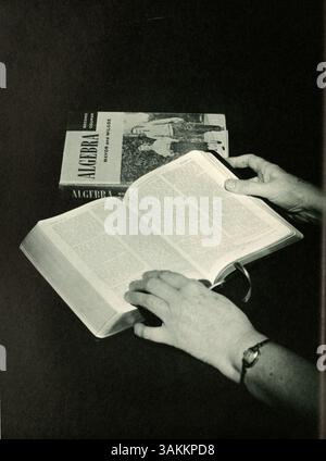 Das Jahrbuch Antler 1960 der Minnehaha Academy dokumentiert die Schüler, Lehrkräfte, Leichtathletik, Schulvereine und andere Veranstaltungen aus dem Schuljahr 1959-1960. Stockfoto