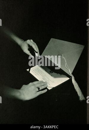Das Jahrbuch „Antler 1960“ der Minnehaha Academy zeigt die Ereignisse, Erfolge und Erinnerungen von Schülern, Lehrern und Clubs aus dem Schuljahr 1959-1960. Stockfoto