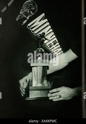 Das Jahrbuch Antler 1960 von der Minnehaha Academy zeigt das Leben der Schüler, die Lehrkräfte, die Leichtathletik, außerschulische Clubs und Schulveranstaltungen aus dem akademischen Jahr 1959-1960. Stockfoto