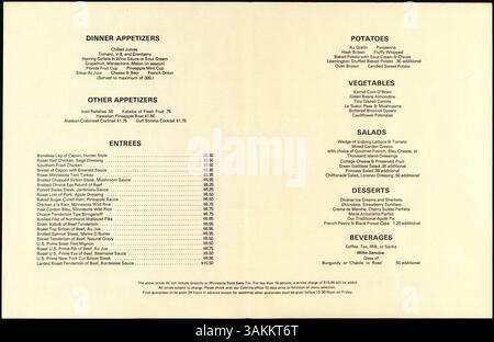 Ein zweifach geöffnetes Abendmenü vom Hotel Leamington mit Vorspeisen, Hauptgerichten, Gemüse, Kartoffeln, Salate, Desserts und Getränke mit einer Illustration der Gäste und einem Blumenrand. Stockfoto