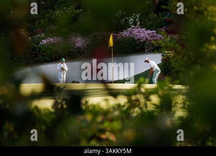 Augusta, Usa. April 2025. Corey Connors aus Kanada. Putts auf das 13. Loch während der dritten Runde des Masters Golfturniers 2025 im Augusta National Golf Club in Augusta, Georgia, am Samstag, den 12. April 2025. Foto: John Angelillo/UPI Credit: UPI/Alamy Live News Stockfoto